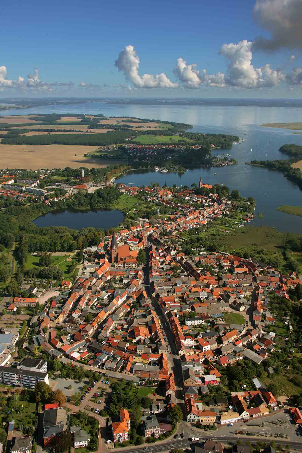 Luftbild mit Blick von Röbel aus über die Müritz