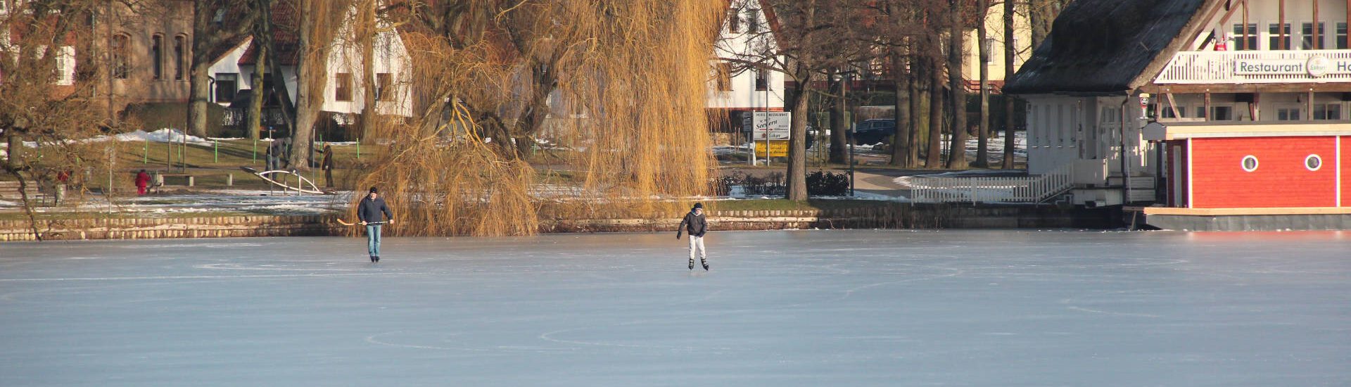 Blick auf den Röbeler Hafen im Winter