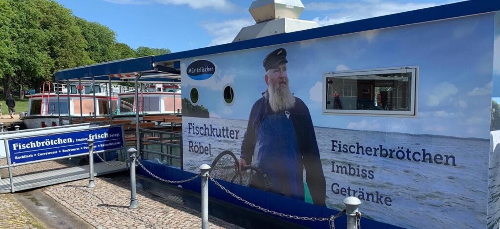 Ansicht Fischkutter im Hafen Röbel