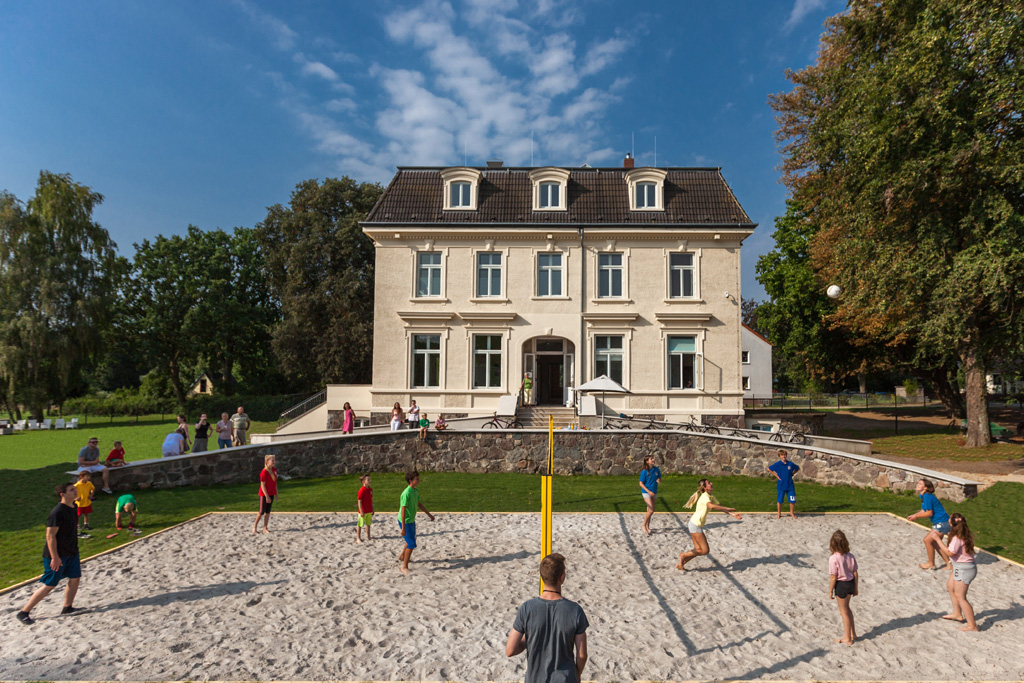 Schloss Leizen im Hintergrund, Kinder beim Volleyball im Vordergrund