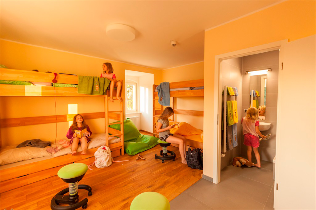 Kinder in einem der Zimmer im Schloss