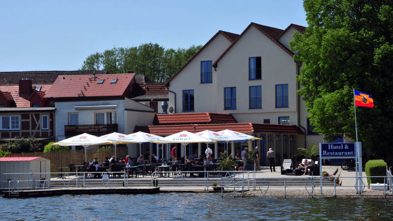 Sicht vom Wasser auf die Sonnenterrasse