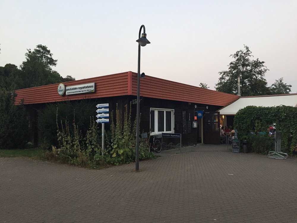 Außensicht des Restaurants Regattahaus vom Parkplatz aus