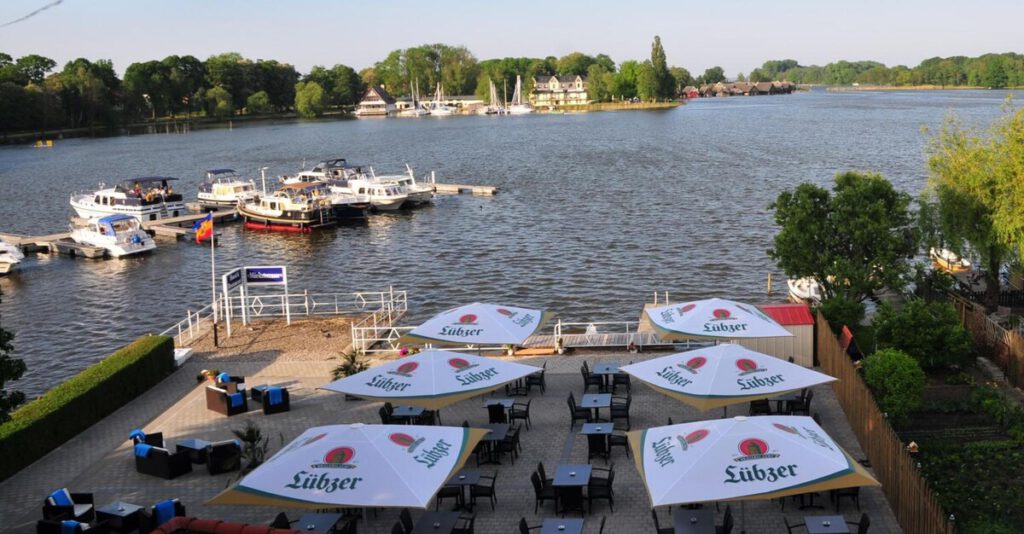 Draufsicht auf die Sonnenterrasse mit See im Hintergrund