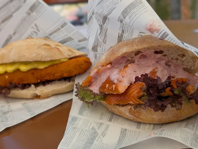 Fischbrötchen mit Lachs und Backfisch
