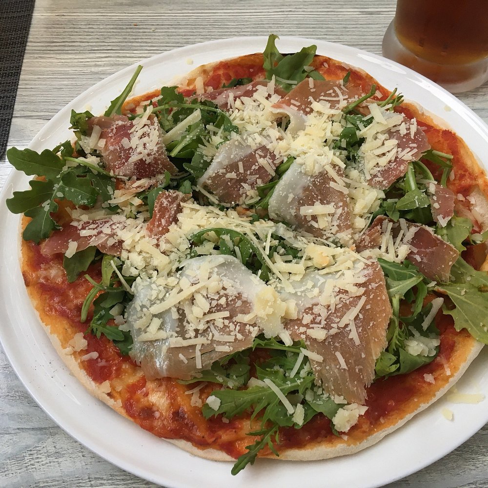 Pizza mit frischem Rucola und Schinken