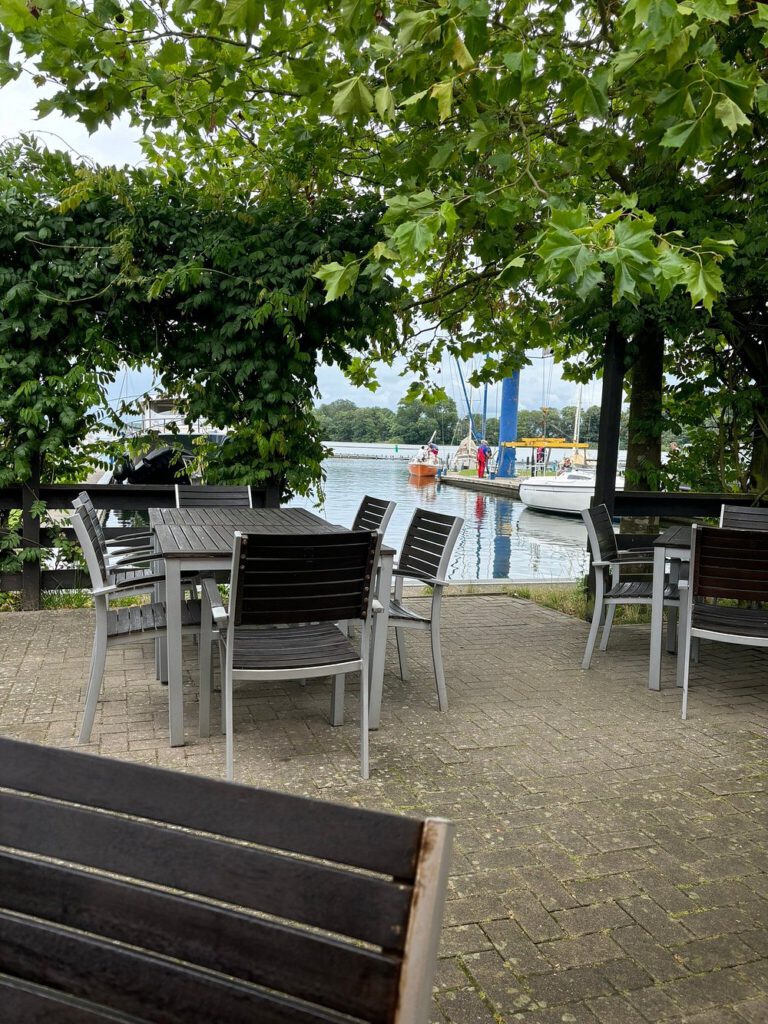 Blick auf den Seglerhafen Röbels von der Terrasse aus