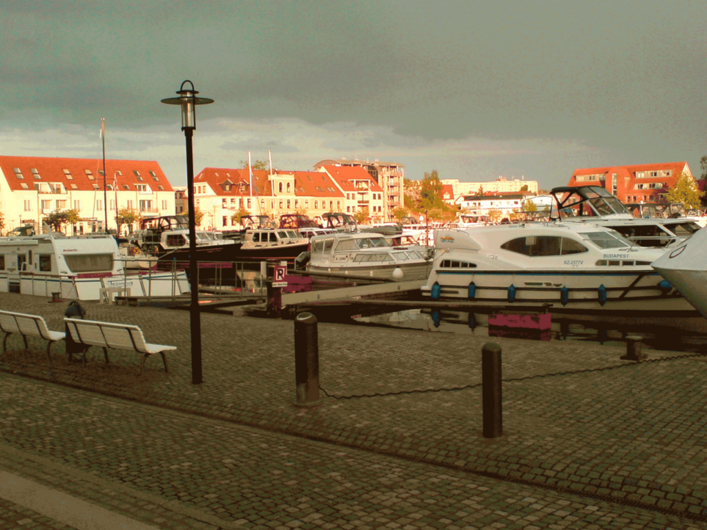 Blick über den Hafen von Waren auf die alten Anlagen