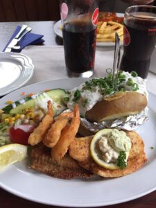 Fischgericht mit Cola, Wels, Zander und Garnelen mit Backkartoffel