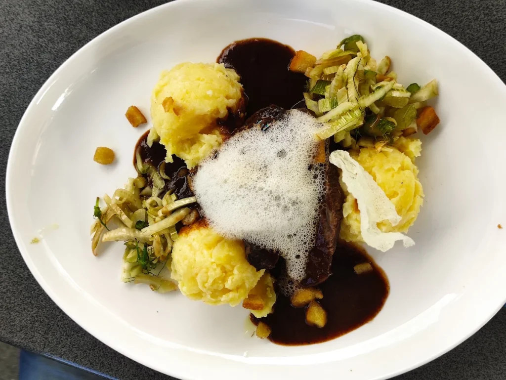 Wildgericht mit dunkler Soße und Kartoffelvariation