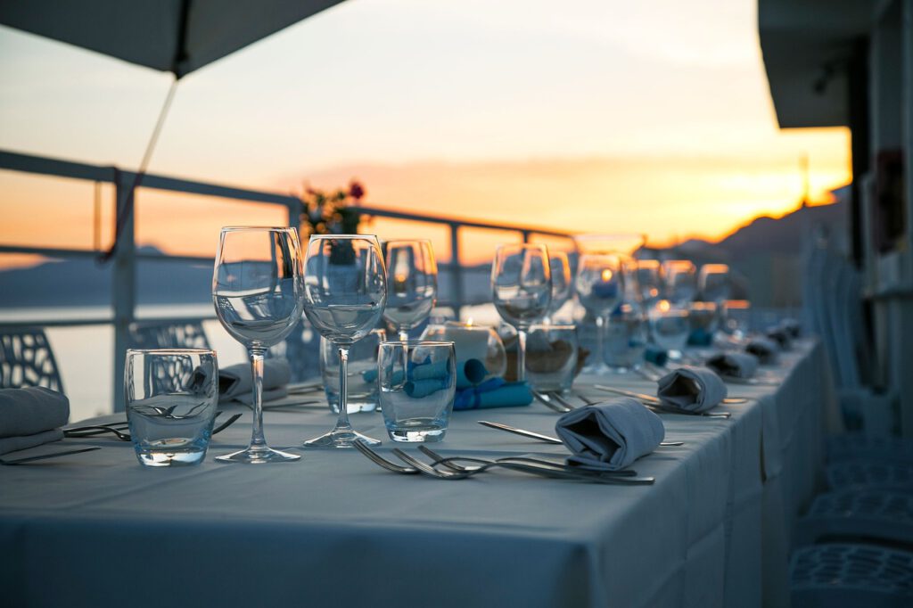 Gedeckte Tisch auf Terressa im Sonnenuntergang