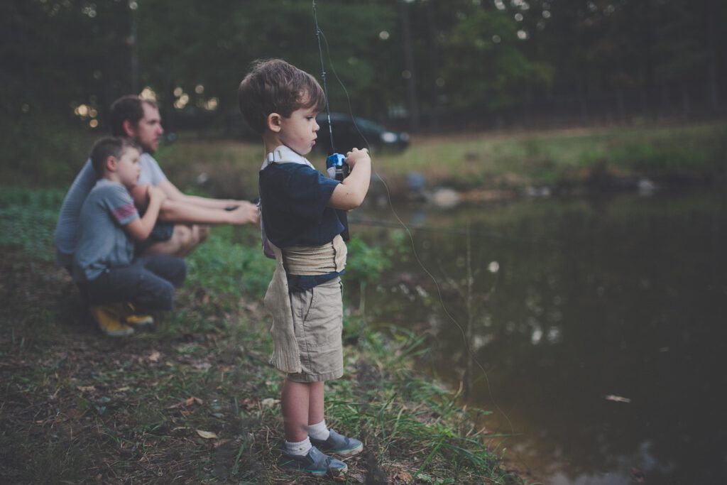 Junge beim Angel am See