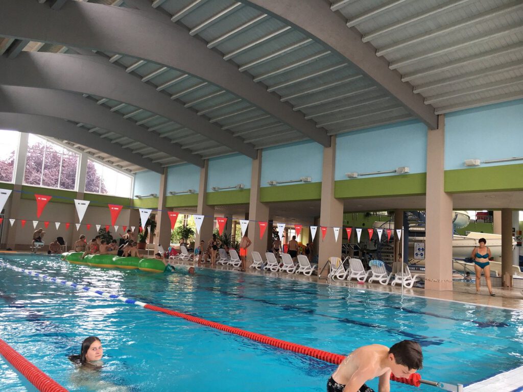 Schwimmerbecker mit Besuchern